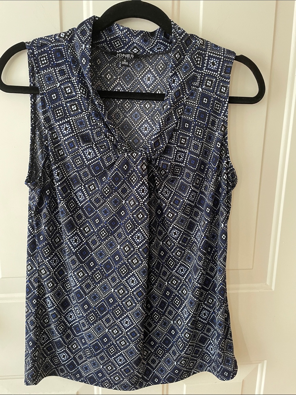 Jones New York Navy and White Geometric Sleeveless Top